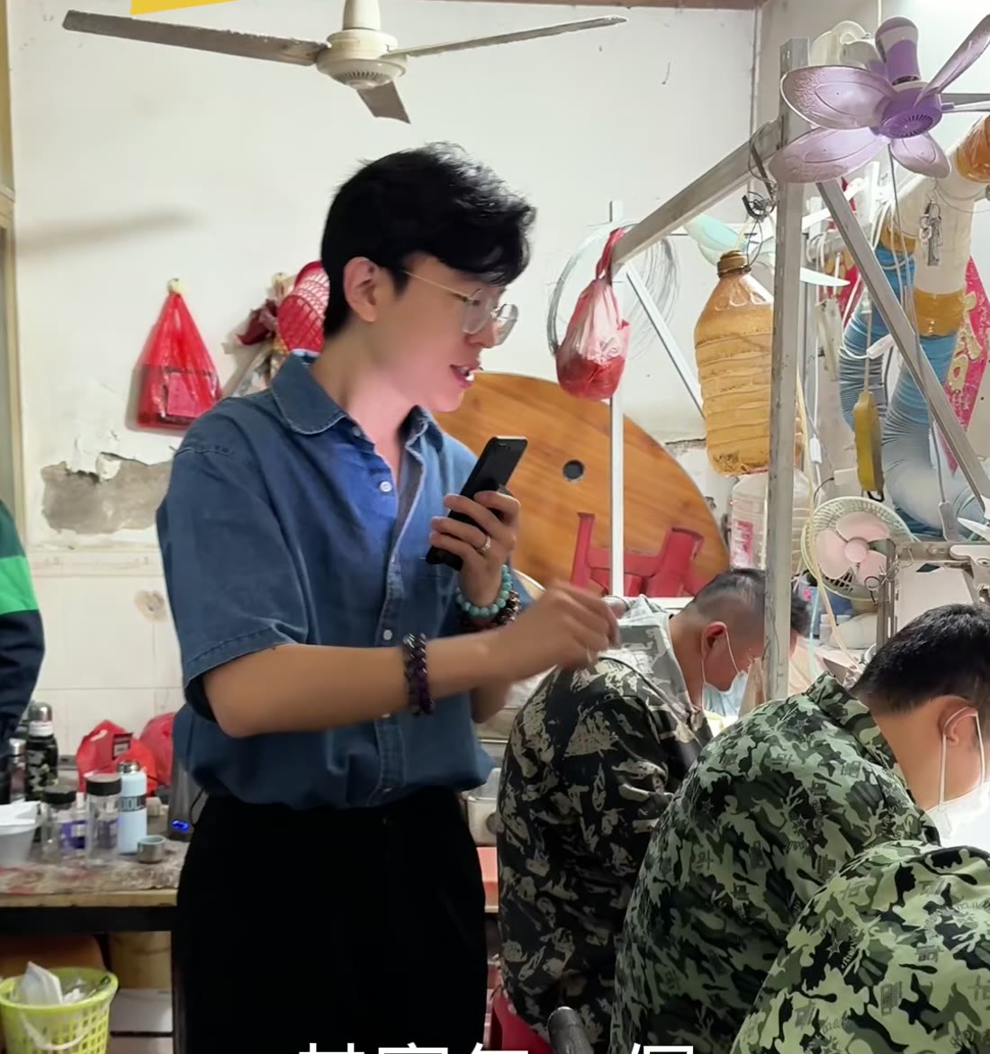 工廠現場,師傅們在工作台上作業
