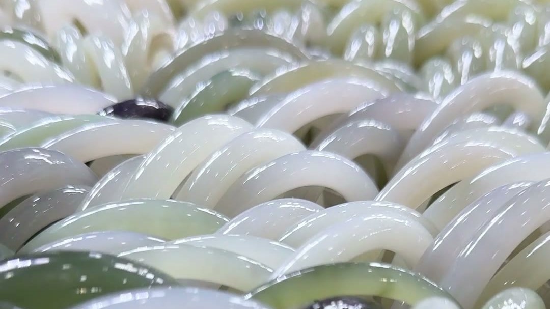 和田玉手鐲怎麼挑：決定價值的往往不是顏色