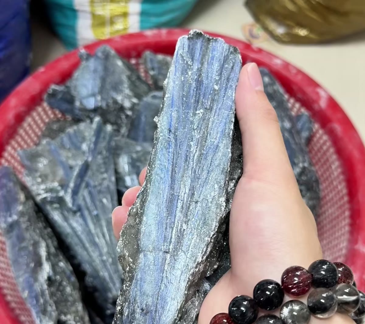 一條藍晶石手鍊，從原礦到你手上要經過幾道工序